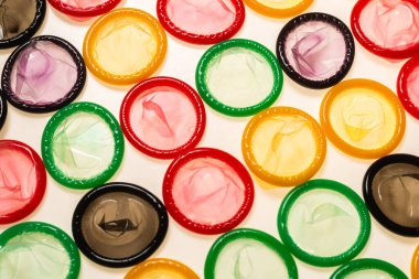 Renkli prezervatifler. Üst görünüm. 