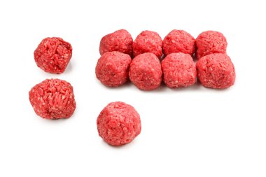 Beyaz arkaplanda çiğ et topları izole.
