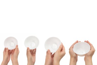 Beyaz arka planda elle izole edilmiş beyaz kase..