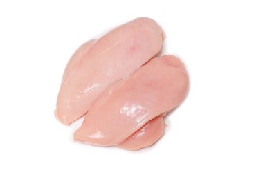 Beyaz arkaplanda çiğ tavuk filetosu.. 