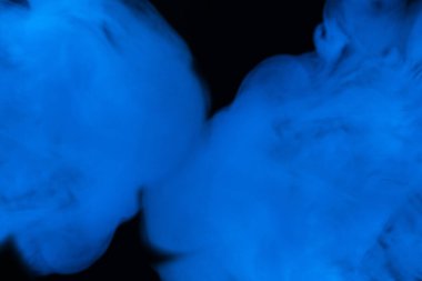 Siyah arka planda mavi buhar. Boşluğu kopyala.