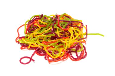 Beyaz arka planda izole edilmiş lezzetli jöleli spagetti. Şeker çizgileri. 