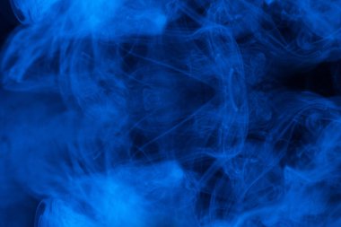 Siyah arka planda mavi buhar. Boşluğu kopyala.