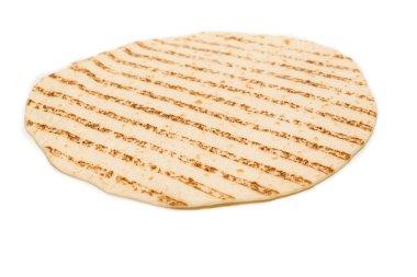 Beyaz arka planda ızgara pitta ekmeği. Üst görünüm. 