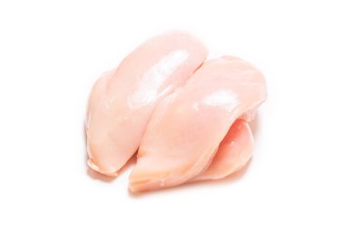 Beyaz arkaplanda çiğ tavuk filetosu.. 