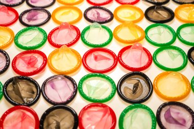 Renkli prezervatifler. Üst görünüm. 