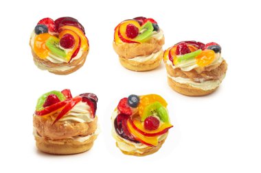 Beyaz üzerine izole edilmiş kremalı ve meyveli kek.. 