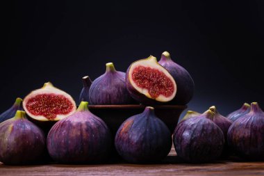 Siyah arka planda lezzetli incirler. Üst Manzara. Dilimler.