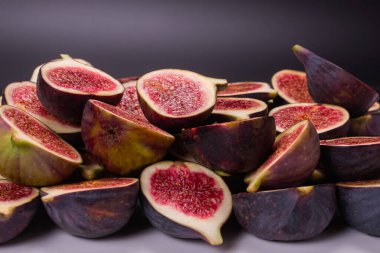 Lezzetli incir arka planı. Üst Manzara. Dilimler.  