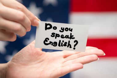 Kartla İngilizce biliyor musun? Amerikan bayrağı arka planı.