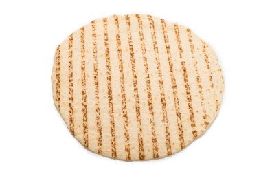 Beyaz arka planda ızgara pitta ekmeği. Üst görünüm. 