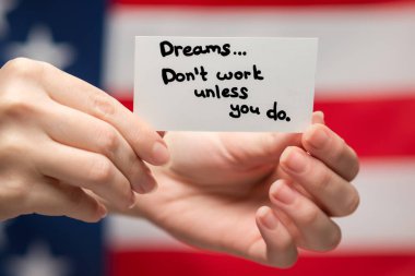 Kartla mesaj atmazsan rüyalar işe yaramaz. Amerikan bayrağı arka planı. 