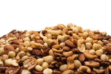 Beyaz arka planda izole edilmiş fındık karışımı. Üst görünüm. 