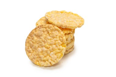 Beyaz arkaplanda pirinç ekmeği izole edilmiş. 