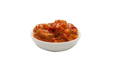 Beyaz arka planda izole edilmiş bir kasede sebze güveci.. 