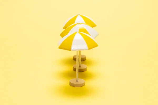 Espreguiçadeira Guarda Chuva Amarelo Fundo Amarelo — Fotografia de Stock