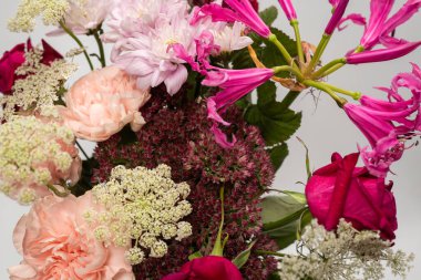 Pembe ambalaj kağıdında yumuşak pembe çiçekler.. 