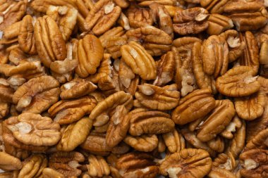 Fındık fıstığı beyaz arka planda izole edilmiş. Üst görünüm. 