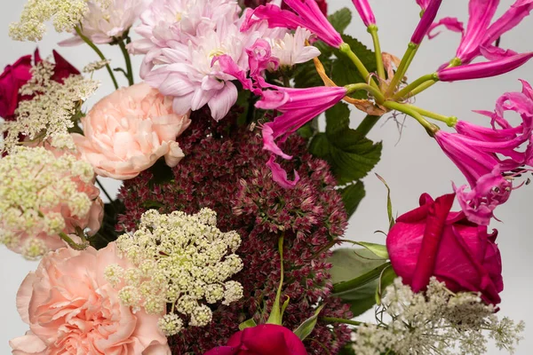 Pembe ambalaj kağıdında yumuşak pembe çiçekler.. 