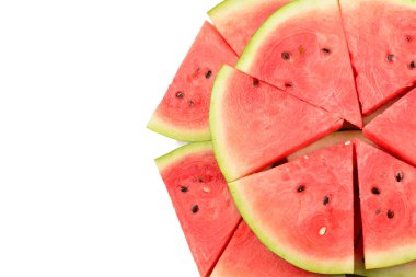 Sulu karpuz dilimleri arka planda. Üst görünüm. 