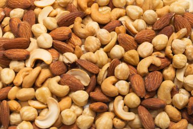 Beyaz arka planda izole edilmiş fındık karışımı. Üst görünüm. 