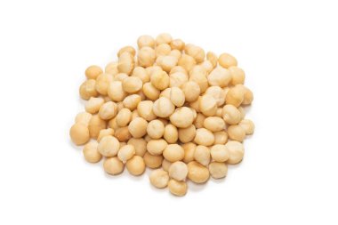 Beyaz arka planda izole edilmiş Macadamia fındıkları. Üst görünüm.