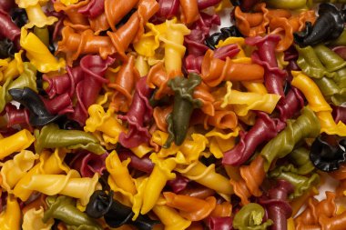 Çok renkli makarna çeşitleri. Üst görünüm.