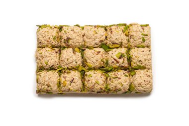 Beyaz arka planda, fıstıklı helva. 