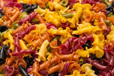 Çok renkli makarna çeşitleri. Üst görünüm.