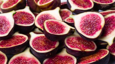 Lezzetli incir arka planı. Üst Manzara. Dilimler.  