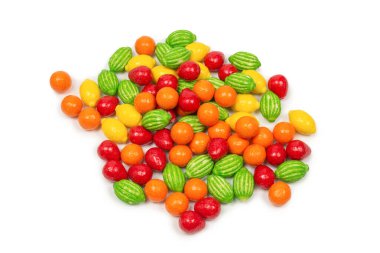 Beyaz arkaplanda izole edilmiş diş etleri çiğneme.