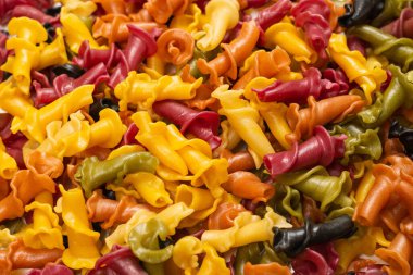 Çok renkli makarna çeşitleri. Üst görünüm.