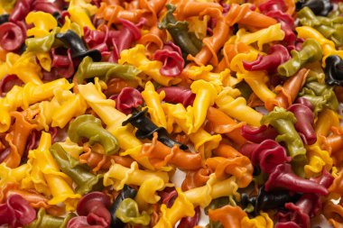 Çok renkli makarna çeşitleri. Üst görünüm.