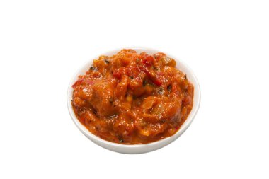 Beyaz arka planda izole edilmiş bir kasede sebze güveci.. 