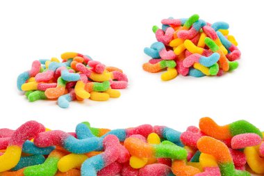 Beyaza izole edilmiş sulu renkli jöle tatlılar. Şekerleme. Yılanlar.. 