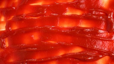 Kırmızı sos arka plan olarak sıçrar.