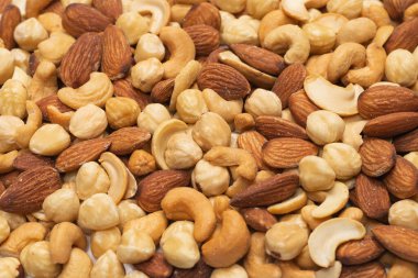 Beyaz arka planda izole edilmiş fındık karışımı. Üst görünüm. 