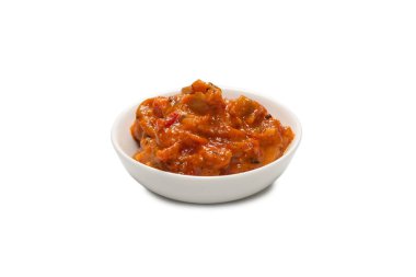 Beyaz arka planda izole edilmiş bir kasede sebze güveci.. 