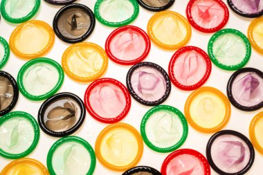 Renkli prezervatifler. Üst görünüm. 