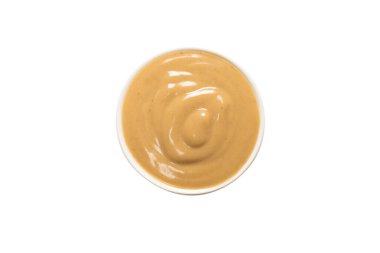 Beyaz arka planda izole edilmiş bir kasede mantar sosu. Üst görünüm. 