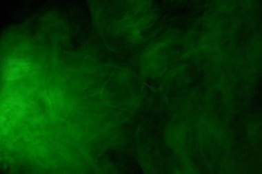 Siyah arka planda yeşil buhar. Boşluğu kopyala.