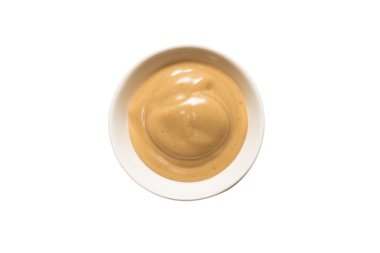 Beyaz arka planda izole edilmiş bir kasede mantar sosu. Üst görünüm. 