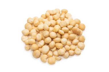 Beyaz arka planda izole edilmiş Macadamia fındıkları. Üst görünüm.