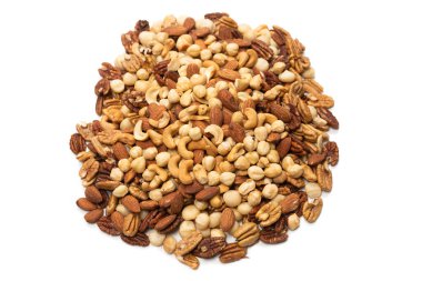 Beyaz arka planda izole edilmiş fındık karışımı. Üst görünüm. 