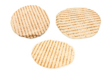 Beyaz arka planda ızgara pitta ekmeği. Üst görünüm. 