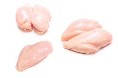 Beyaz arkaplanda çiğ tavuk filetosu.. 
