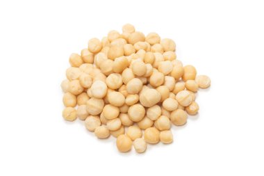 Beyaz arka planda izole edilmiş Macadamia fındıkları. Üst görünüm.