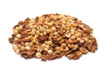 Beyaz arka planda izole edilmiş fındık karışımı. Üst görünüm. 