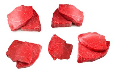 Biftek beyaz arka planda izole edilmiş..