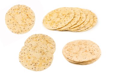 Pitta ekmeği beyaz üzerine izole edilmiş tohumlar